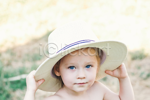 행복 사람 아기 어린이 한명 JPG 포토 해외이미지 미소(표정) 야외 얼굴 여름(계절) 작음 흰색