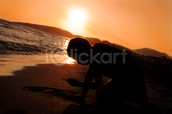 기쁨 행복 휴식 사람없음 어린이 JPG 실루엣 포토 해외이미지 가로 놀이 모래 물 바다 반사 빛 수평선 여름(계절) 오렌지 일몰 장난 컬러풀 태양 햇빛 황금 휴가