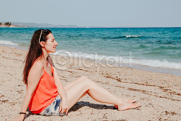 행복 휴식 사람 한명 JPG 포토 해외이미지 모델 모래 물 바다 비키니 신체 앉기 여름(계절) 여행 자연 파란색 하늘 휴가