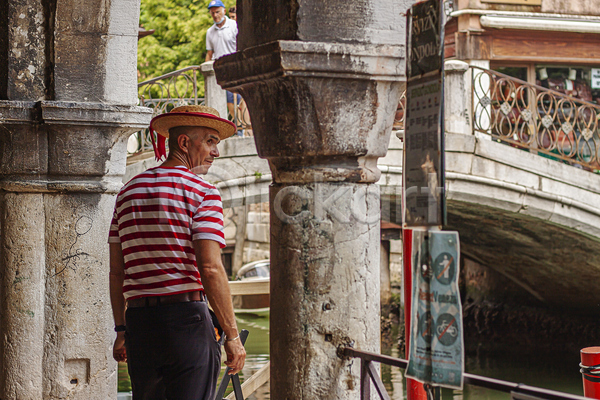 남자 두명 성인 성인남자만 JPG 뒷모습 앞모습 포토 해외이미지 기둥 다리 야외 유럽풍경 응시 이탈리아 주간