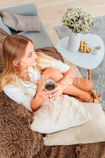 여유 휴식 십대여자한명만 여자 청소년 한명 JPG 포토 하이앵글 해외이미지 담요 들기 라이프스타일 머그컵 소파 앉기 일상 전신 쿠션
