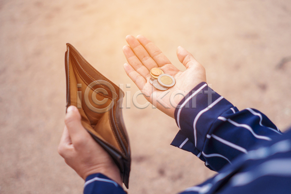 가난 부족 신체부위 JPG 포토 해외이미지 동전 들기 비어있는 손 야외 주간 지갑
