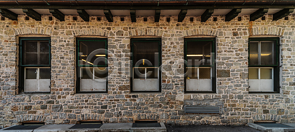 화려 사람없음 JPG 포토 해외이미지 가족 건물 건축양식 골동품 금속 도시 디자인 목재 묘사 문 백그라운드 버리기 벽 벽돌 산 스타일 시리즈 아파트 야외 옛날 외관 장식 주름 주택 창문 철 파란색 패턴 하늘 해외포토 햇빛 흰색