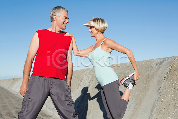 함께함 행복 50대 60대 남자 노년 두명 백인 여자 중년 JPG 포토 해외이미지 건강 관계 길 달리기선수 라이프스타일 맑음 미소(표정) 봄 스트레칭 야외 여름(계절) 운동 운동복 은퇴 조깅 주말 커플 하늘 햇빛