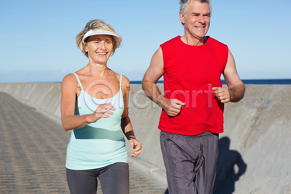 함께함 행복 50대 60대 남자 노년 두명 백인 여자 중년 JPG 포토 해외이미지 건강 관계 길 달리기 달리기선수 라이프스타일 맑음 미소(표정) 봄 야외 여름(계절) 운동 운동복 은퇴 조깅 주말 커플 하늘 햇빛