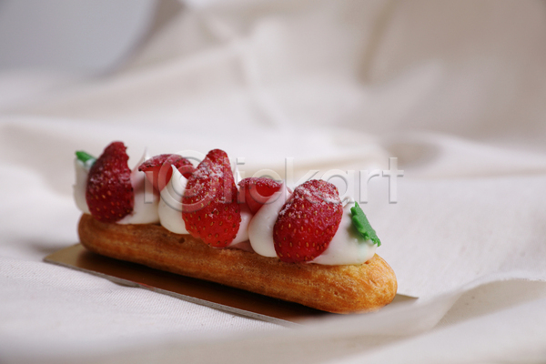 달콤 사람없음 JPG 포토 해외이미지 디저트 딸기 슈크림 실내 에클레어 천(직물) 프랑스음식 한개 흰배경