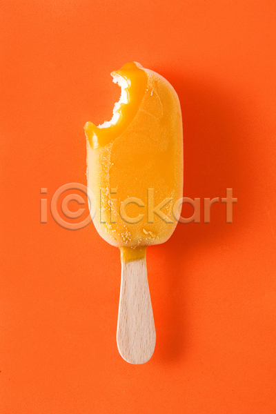 사람없음 JPG 포토 해외이미지 막대아이스크림 실내 아이스크림 오렌지맛 이빨자국 주황색배경 하드