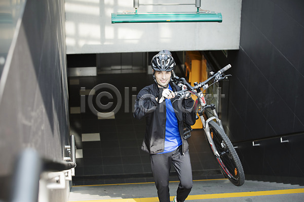 20대 남자 사람 서양인 성인 성인남자한명만 외국인 한명 JPG 앞모습 포토 건강 계단 들기 라이프스타일 맨라이프 미소(표정) 상반신 안전 야외 오르기 자전거 장갑 주간 체코 취미 헬멧