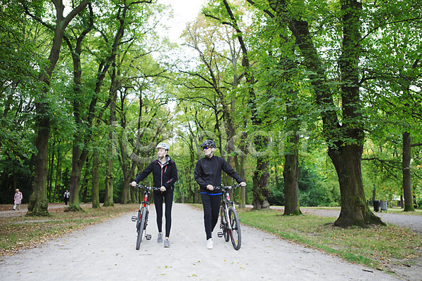20대 남자 두명 사람 서양인 성인 성인만 여자 외국인 JPG 앞모습 포토 걷기 공원 라이프스타일 선글라스 숲 야외 운동 운동복 자전거 전신 주간 체코 취미 커플 헬멧