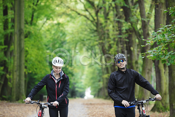 20대 남자 두명 사람 서양인 성인 성인만 여자 외국인 JPG 앞모습 포토 걷기 공원 라이프스타일 미소(표정) 상반신 선글라스 숲 야외 운동 운동복 자전거 주간 체코 취미 커플 헬멧