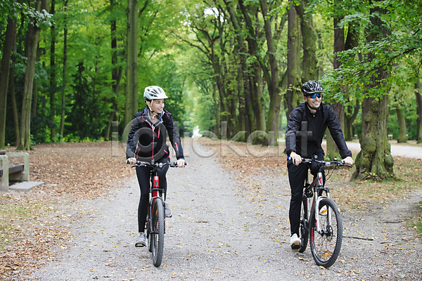 20대 남자 두명 사람 서양인 성인 성인만 여자 외국인 JPG 앞모습 포토 공원 라이프스타일 미소(표정) 선글라스 숲 승차 야외 운동 운동복 자전거 전신 주간 체코 취미 커플 헬멧