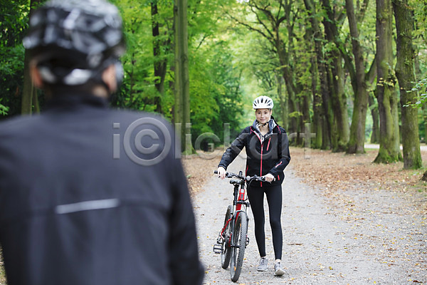 반가움 20대 남자 두명 사람 서양인 성인 성인만 여자 외국인 JPG 뒷모습 앞모습 포토 걷기 공원 라이프스타일 미소(표정) 상반신 숲 야외 운동 자전거 전신 주간 체코 취미 커플 헬멧