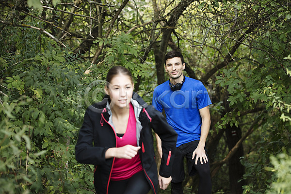 20대 남자 두명 사람 서양인 성인 성인만 여자 외국인 JPG 앞모습 포토 걷기 공원 달리기 라이프스타일 미소(표정) 상반신 숲 야외 운동 응시 주간 체코 취미 커플 헤드셋
