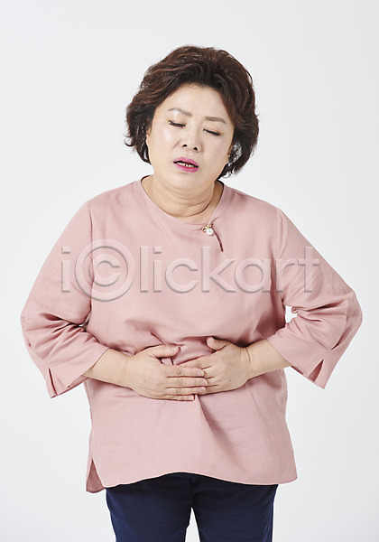 고통 사랑 행복 50대 사람 여자 중년 중년여자한명만 한국인 한명 JPG 앞모습 포토 건강 건강관리 복통 상반신 서기 스튜디오촬영 실내 엄마 중년라이프 찡그림 흰배경