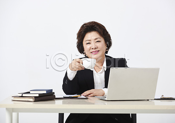 50대 사람 여자 중년 중년여자한명만 한국인 한명 JPG 앞모습 포토 노트북 다이어리 마시기 미소(표정) 상반신 스튜디오촬영 실내 앉기 엄마 워킹맘 정장 중년라이프 직장인 커피잔 흰배경