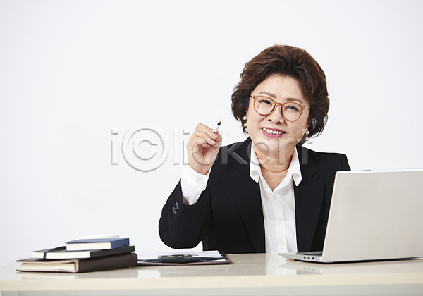 50대 사람 여자 중년 중년여자한명만 한국인 한명 JPG 앞모습 포토 노트북 다이어리 미소(표정) 상반신 스튜디오촬영 실내 안경낌 앉기 엄마 워킹맘 정장 중년라이프 직장인 책상 펜 흰배경