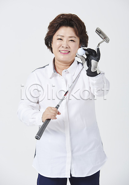 50대 사람 여자 중년 중년여자한명만 한국인 한명 JPG 앞모습 포토 골프 골프공 골프채 미소(표정) 상반신 서기 스튜디오촬영 실내 엄마 중년라이프 취미 흰배경