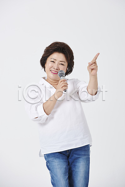 즐거움 50대 사람 여자 중년 중년여자한명만 한국인 한명 JPG 앞모습 포토 가리킴 노래 미소(표정) 상반신 서기 스튜디오촬영 실내 엄마 중년라이프 취미 흰배경
