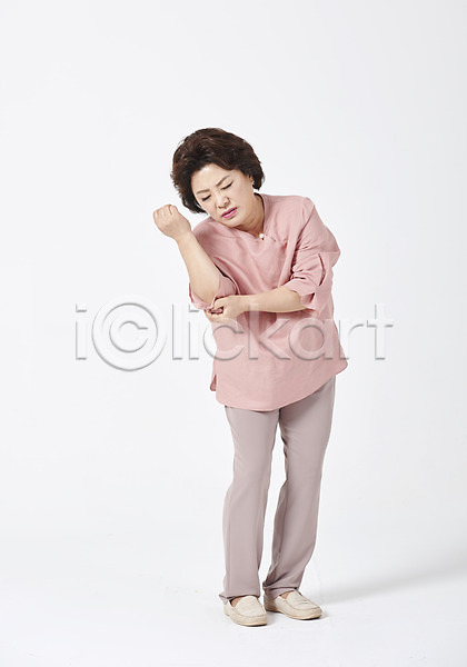고통 50대 사람 여자 중년 중년여자한명만 한국인 한명 JPG 앞모습 포토 건강 건강관리 모션 상과염 서기 스튜디오촬영 실내 엄마 전신 중년라이프 찡그림 팔꿈치 흰배경