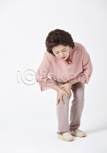 고통 50대 사람 여자 중년 중년여자한명만 한국인 한명 JPG 앞모습 포토 건강 건강관리 모션 무릎통증 서기 스튜디오촬영 실내 엄마 전시 전신 중년라이프 찡그림 흰배경