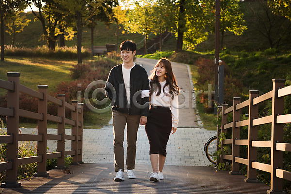 다정 사랑 산책 설레임 즐거움 행복 20대 남자 두명 사람 성인 여자 한국인 JPG 앞모습 포토 걷기 공원 광교호수공원 다리(건축물) 데이트 미소(표정) 수원 야외 전신 주간 커플 팔짱