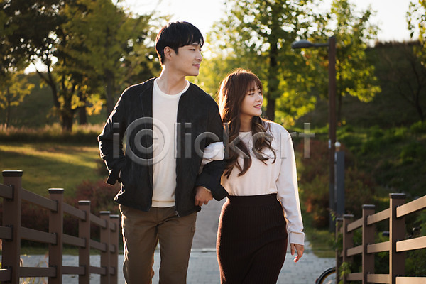 다정 사랑 산책 설레임 즐거움 행복 20대 남자 두명 사람 성인 여자 한국인 JPG 앞모습 포토 걷기 공원 광교호수공원 다리(건축물) 데이트 상반신 수원 시선 야외 응시 주간 커플 팔짱