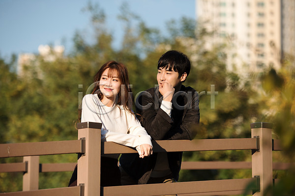 사랑 설레임 즐거움 행복 20대 남자 두명 사람 성인 여자 한국인 JPG 앞모습 포토 공원 광교호수공원 기댐 난간 데이트 미소(표정) 상반신 생각 수원 야외 응시 주간 커플