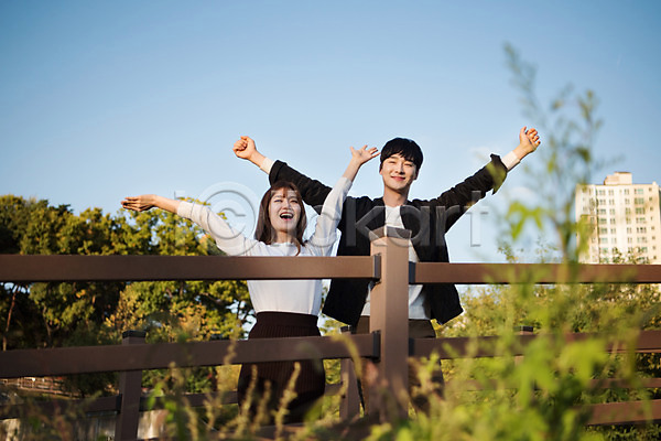 다정 사랑 설레임 즐거움 행복 20대 남자 두명 사람 성인 여자 한국인 JPG 앞모습 포토 공원 광교호수공원 다리(건축물) 데이트 만세 미소(표정) 상반신 수원 야외 주간 커플 팔벌리기 해결 해방감
