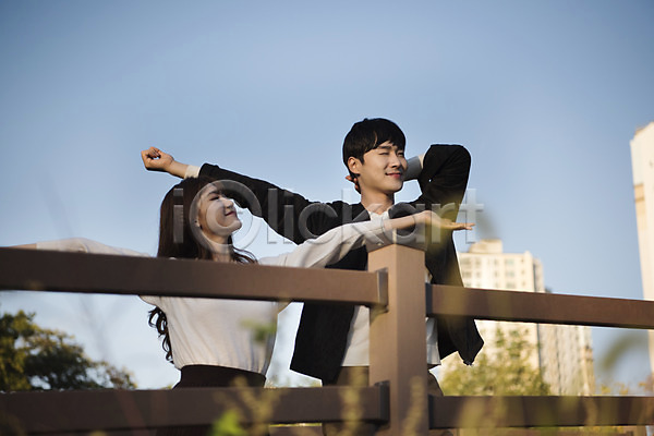 다정 사랑 설레임 성공 즐거움 행복 20대 남자 두명 사람 성인 여자 한국인 JPG 앞모습 포토 공원 광교호수공원 기지개 다리(건축물) 데이트 만세 미소(표정) 상반신 수원 야외 응시 주간 커플 해결 해방감 해소