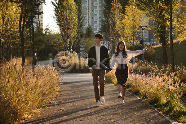 다정 사랑 산책 설레임 즐거움 행복 20대 남자 두명 사람 성인 여자 한국인 JPG 앞모습 포토 걷기 공원 광교호수공원 데이트 손잡기 수원 야외 전신 주간 커플