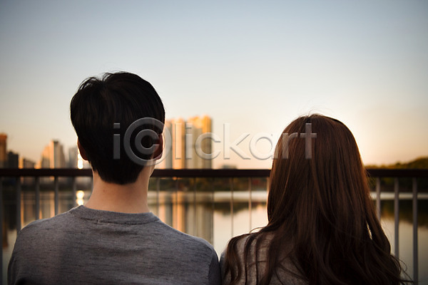 사랑 설레임 여유 즐거움 행복 휴식 20대 남자 두명 사람 성인 여자 한국인 JPG 뒷모습 포토 공원 광교호수공원 노을 데이트 상반신 수원 야외 응시 주간 커플 커플룩