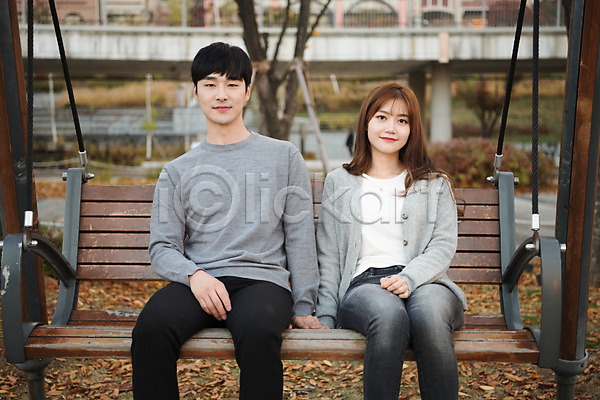 다정 사랑 설레임 여유 즐거움 행복 휴식 20대 남자 두명 사람 성인 여자 한국인 JPG 앞모습 포토 공원 광교호수공원 그네 그네의자 데이트 미소(표정) 상반신 손잡기 수원 앉기 야외 주간 커플 커플룩