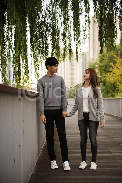 다정 사랑 산책 설레임 즐거움 행복 20대 남자 두명 사람 성인 여자 한국인 JPG 앞모습 포토 공원 광교호수공원 데이트 서기 손잡기 수원 야외 전신 주간 커플 커플룩