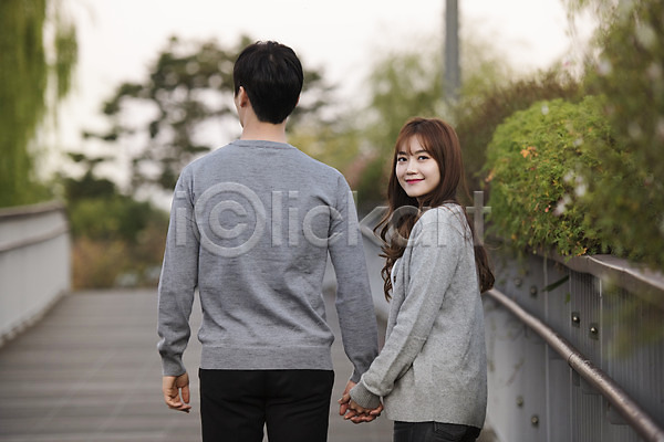 사랑 산책 설레임 즐거움 행복 20대 남자 두명 사람 성인 여자 한국인 JPG 뒷모습 옆모습 포토 걷기 공원 광교호수공원 다리(건축물) 데이트 뒤돌아보기 미소(표정) 상반신 손잡기 수원 야외 주간 커플 커플룩