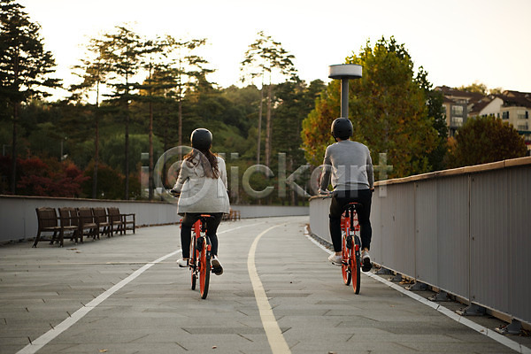 사랑 설레임 즐거움 행복 20대 남자 두명 사람 성인 성인만 여자 한국인 JPG 뒷모습 포토 공원 공유자전거 광교호수공원 데이트 수원 안전 야외 운동 자전거 전신 주간 커플 헬멧