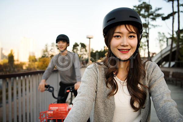 사랑 설레임 즐거움 행복 20대 남자 두명 사람 성인 성인만 여자 한국인 JPG 앞모습 포토 공원 공유자전거 광교호수공원 데이트 미소(표정) 상반신 수원 안전 야외 운동 응시 자전거 주간 커플 헬멧
