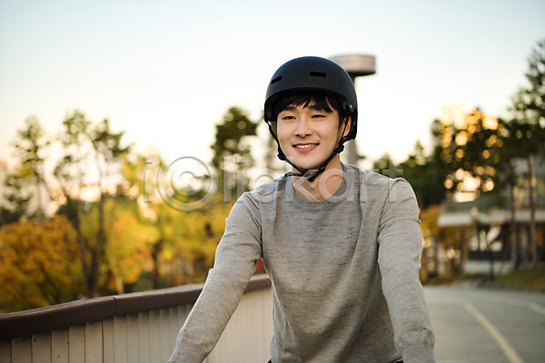 사랑 설레임 즐거움 행복 20대 남자 사람 성인 성인남자한명만 한국인 한명 JPG 앞모습 포토 공원 공유자전거 광교호수공원 데이트 미소(표정) 상반신 수원 승차 안전 야외 운동 응시 자전거 주간 헬멧