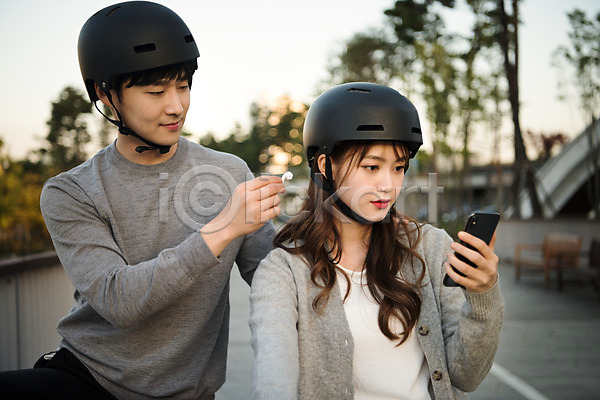 사랑 설레임 즐거움 행복 20대 남자 두명 사람 성인 성인만 여자 한국인 JPG 앞모습 포토 공원 공유자전거 광교호수공원 데이트 미소(표정) 상반신 수원 스마트폰 안전 야외 운동 응시 이어폰 자전거 주간 커플 헬멧