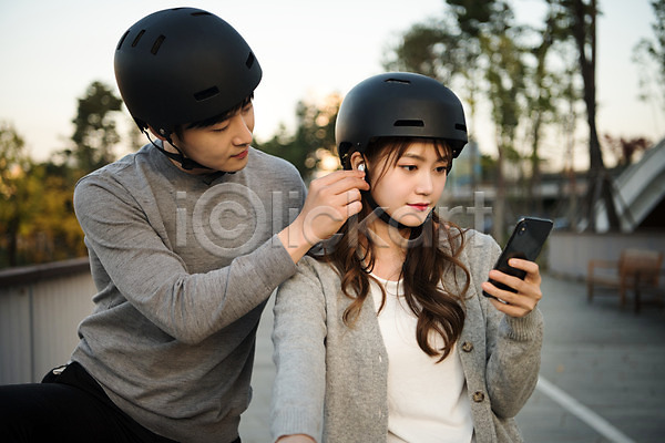 사랑 설레임 즐거움 행복 20대 남자 두명 사람 성인 성인만 여자 한국인 JPG 앞모습 포토 공원 공유자전거 광교호수공원 데이트 상반신 수원 스마트폰 안전 야외 운동 응시 이어폰 자전거 주간 커플 헬멧