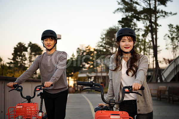 설레임 즐거움 행복 20대 남자 두명 사람 성인 성인만 여자 한국인 JPG 앞모습 포토 걷기 공원 공유자전거 광교호수공원 데이트 미소(표정) 상반신 수원 안전 야외 운동 응시 자전거 잡기 주간 커플 헬멧