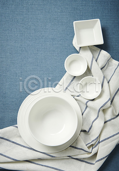 사람없음 JPG 포토 하이앵글 그릇 스튜디오촬영 식기 식탁보 실내 접시 주방용품 직물 파란배경 플랫레이 흰색