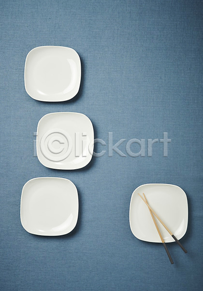사람없음 JPG 포토 하이앵글 그릇 나무젓가락 스튜디오촬영 식기 실내 접시 주방용품 파란배경 플랫레이 흰색