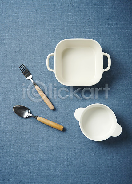 사람없음 JPG 포토 하이앵글 그릇 냄비 숟가락 스튜디오촬영 식기 실내 주방용품 파란배경 포크 플랫레이 흰색