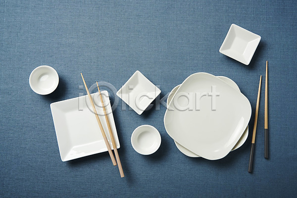 사람없음 JPG 포토 하이앵글 그릇 나무젓가락 도자기 스튜디오촬영 식기 실내 접시 종지 주방용품 파란배경 플랫레이 흰색