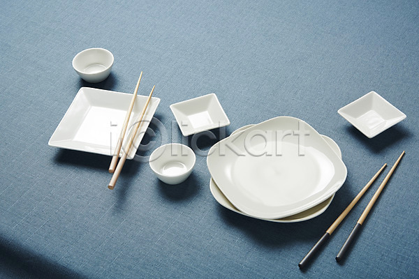 사람없음 JPG 포토 하이앵글 그릇 나무젓가락 스튜디오촬영 실내 접시 종지 주방용품 파란배경 흰색