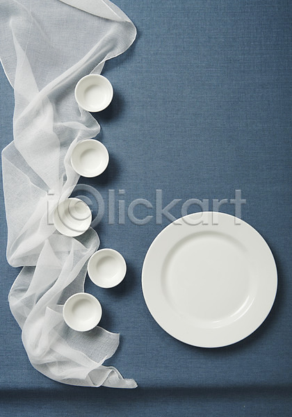 사람없음 JPG 포토 하이앵글 그릇 스튜디오촬영 식기 실내 접시 주방용품 직물 파란배경 플랫레이 흰색