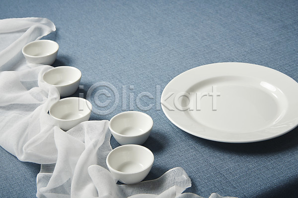 사람없음 JPG 포토 하이앵글 그릇 스튜디오촬영 식기 실내 접시 주방용품 직물 파란배경 흰색