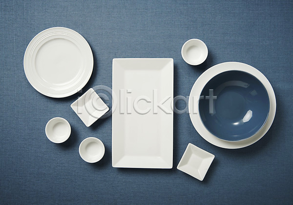 사람없음 JPG 포토 하이앵글 그릇 도자기 사기그릇 스튜디오촬영 식기 실내 접시 종지 주방용품 파란배경 플랫레이 흰색