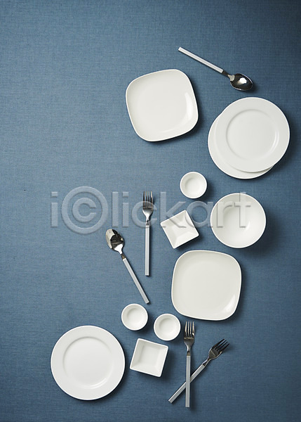 사람없음 JPG 포토 하이앵글 그릇 숟가락 스튜디오촬영 식기 실내 접시 종지 주방용품 파란배경 포크 플랫레이 흰색