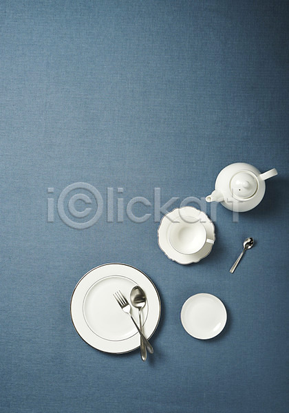 사람없음 JPG 포토 하이앵글 그릇 도자기 사기그릇 숟가락 스튜디오촬영 실내 접시 주방용품 주전자 찻잔 티스푼 파란배경 포크 플랫레이 흰색